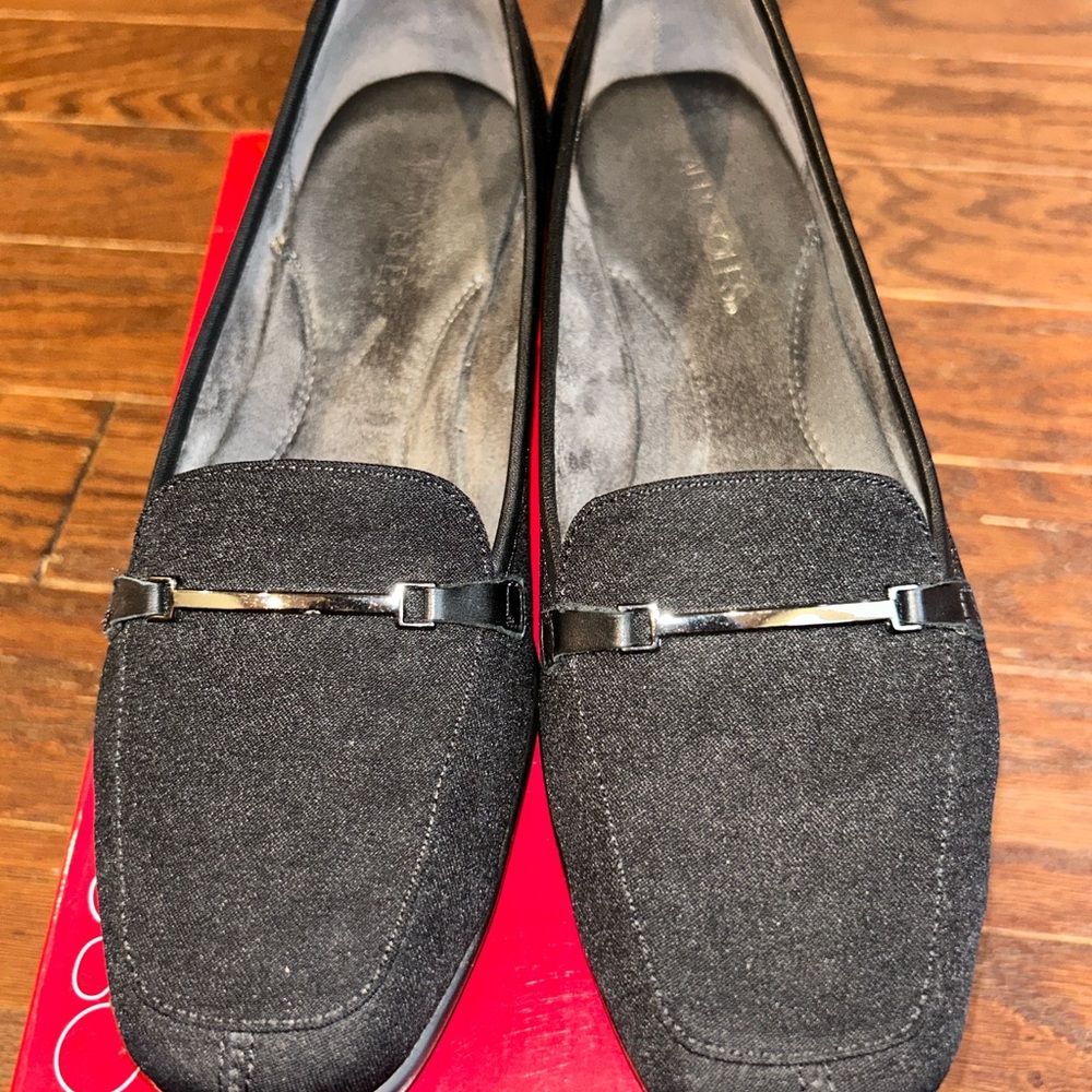 AEROSOLES Women's Elegant Black Flats - Picture 2 of 3